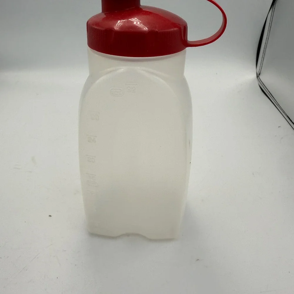 Rubbermaid 32 oz 1 Qt Mixing Bottle Red Flip Top Lid Translucent Made in USA
